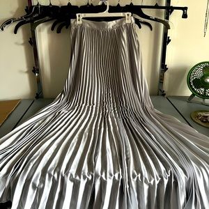 🤍Silver pleated Maxi skirt 🤍